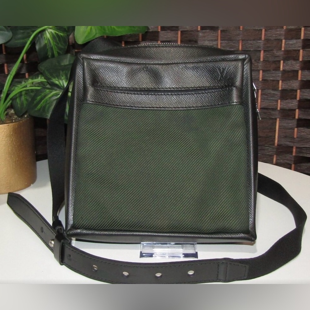 LOUIS VUITTON Taiga GREEN & BLACK crossbody